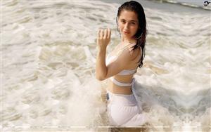 Sanjeeda Sheikh looks like a white beauty in water